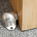 Pikkukuva 5 / 5: Harjattu metalli lattialle asennettava magneettinen ovenpysäytin 53x32x30mm