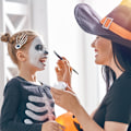 Miniatyrbillede 4 af 5: （1）Sæt med 2 skelethåndsformede, Halloween-hårklemmer med skridsikker belægning