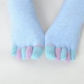 Miniatyrbild 3 av 5: Lilafärgade korta 5-fingersockor med flerfärgade bomullstå