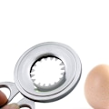 Miniatyrbilde 3 av 5: En sølvfarget eggedeler i rustfritt stål