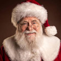 Pikkukuva 4 / 5: Santa Claus -asuun sopivat litteät, kevyet mustat kehykselliset Santa-lasit