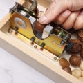 Miniatyrbilde 3 av 4: Valnøttklipsåpningsverktøy, et robust, holdbart og gjenbrukbart hickory