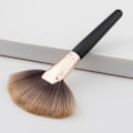 Miniatyrbillede 1 af 2: Fanbørste, blød og professionel makeupbørste / highlighterbørste