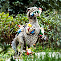 Miniatyrbillede 3 af 5: Udendørs havegnomstatue - Spisende dinosaur, humoristisk havegnom