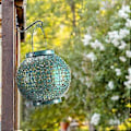 Pikkukuva 3 / 5: Aurinkolyhty, Retro Metallinen LED Aurinkolyhty Ulkokäyttöön, Vedenpitävä Aurinkolamppu Ulkopuutarhan Koristeluun Puutarhaan Parvekkeelle (Sininen)