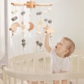 Miniatyrbillede 3 af 5: Træ babymobil + garnkugle, vindspil, puslebord (g