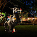 Miniatyrbillede 2 af 5: Dinosaur, der spiser havegnom, havefigur, havegnom og dinosaur til