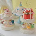 Miniatyrbillede 4 af 5: Iøjnefaldende Automatisk Roterende Dessert Vitrineskab Dobbelt Lag Swing Bakke Maskine Plastmateriale Fantastisk til Kage Dessert A