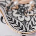 Miniatyrbillede 4 af 5: Små Solsikker Hånd Keramisk Fad Tallerkener Dekorativ Smykke Trinket Fad Halskæde Opbevaring Toiletbord Bakke - i Tallerkener