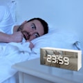 Miniatyrbild 2 av 5: En vit digital väckarklocka med en stor spegelklocka med LED-di