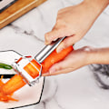 Pikkukuva 2 / 4: Ultra Terävä Ruostumattomasta Teräksestä Valmistettu Kaksoisjulienne- ja Vihannessuikaleenkuorimaveitsi