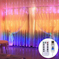 Pikkukuva 1 / 5: Verhovalot, Cascade-tyyppiset paristoilla toimivat LED-valot taustana