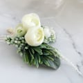 Miniatyrbillede 2 af 4: 11x7x7cm flerfarvet bryllupsgave 2 stk. udsøgte bryllupsbrystblomster, brudgommens brystblomst hvid