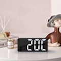 Miniatyrbild 3 av 3: Vit digital väckarklocka, elektronisk väckarklocka med snooze-funktion