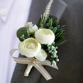 Miniatyrbilde 3 av 4: 11x7x7cm flerfarget bryllupsgave 2 stk. utsøkte bryllupsbrystblomster, brudgommens brystblomst hvit