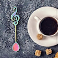 Miniatyrbilde 3 av 5: Dessertskje i rustfritt stål med musikknoter, kaffe- og røreskjeer (Fargerik)