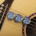 Miniatyrbild 5 av 5: Triangulära Plektrum Celluloid Plektrum Rockmusiktillbehör Lämpliga för Nybörjare Professionella Gitarr Ukulele 0.96mm