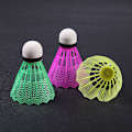 Miniatyrbillede 4 af 5: Spand af 12 nylon og farvede plastik badmintonbolde til tog