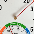 Miniatyrbild 2 av 4: Termometer & Hygrometer med Metallpekare: Multifunktionell Inomhusenhet för Barnrum, Sjukhus och Apotek