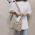 Miniatyrbild 4 av 5: Print Canvas Bag Dam Handväska Print Axelväska Vintage Canvas Bag Leopard print Leopard print