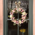 Pikkukuva 3 / 5: Oven seppele, tekokukat seppelefestivaalin sisustus Rose red