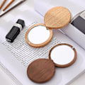 Miniatyrbillede 2 af 5: Simpelt smukt valnød lille spejl bærbart sammenklappeligt make-up spejl Creative mini spejl skydedæksel Håndholdt makeup spejl 2