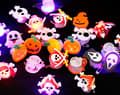 Miniatyrbillede 2 af 4: LED-lysende Halloween-broche med nål 3-pak (tilfældige varianter) MultiColor MultiColor 3-pack
