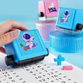 Miniatyrbilde 2 av 5: 2 stk rulle gjenbrukbar addisjons- og subtraksjonsrullestempel, matematikkøvelser innen 100 (blå+rosa)