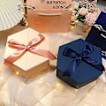 Miniatyrbild 2 av 4: Presentförpackning Bröllopsmaterial Fest Godislåda Baby Shower Papper Chokladaskar Bronzing Packaging Boxes Green Pearl L 8.5x8.5x10cm