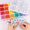 Miniatyrbillede 5 af 5: 4000 stk Pony Perler Kit, 2400 stk Regnbue Kandi Perler og 1600 stk Bogstavperler, 24 Farver Plast Håndværksperler Bulk til Armbånd Smykker