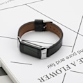 Pikkukuva 5 / 5: Nahkaranneke Fitbit Charge 5 -rannekkeeseen, musta