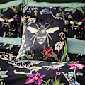 Miniatyrbild 4 av 4: Wylder Midnight Bee Sammetsblommig Täcke Set Dubbel Svart Black Double