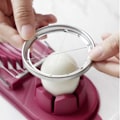 Miniatyrbilde 5 av 5: Eggdeler i rustfritt stål - 2-veis kutter og terningkutter - For egg/salater (Vinrød)