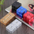 Miniatyrbilde 3 av 3: Stress Relief Infinity Cube Bærbar Dekompresjonsleke gold