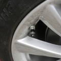 Pikkukuva 4 / 4: Tesla Model 3/Y auton metalliset pyörän venttiilin hatut 4 kpl Tesla-logolla, renkaan suuttimen pölysuojan koristelutarvikkeet black