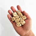 Miniatyrbillede 2 af 3: Træterningsæt, Birketræ, 2 cm, Perfekt til Mahjong og børnespil