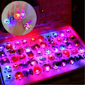 Miniatyrbillede 3 af 5: 50 stk. Halloween LED Glow Ring, Lysende legetøj der lyser i mørket