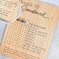 Pikkukuva 3 / 5: Puinen Phase 10 -pistetaulu ja kierrosten seuranta 8 värillisellä tapilla, Phase 10 -pistetaulukot, seurapelipelikorttipeli