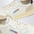 Miniatyrbillede 4 af 5: AUTRY 01 LOW LÆDER- OG RUSKINDS SNEAKER Grey White Black 36