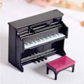 Pikkukuva 1 / 2: Pieni musta piano ja jakkara, pianoa simuloiva mallinukke talon sisustustarvikkeet, pieni koriste, kodin puutarhakalusteiden koristelu