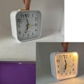 Miniatyrbild 3 av 5: Analog väckarklocka utan tickande med ljus och snooze-funktion och toppknapp, högt alarm, tyst väckarklocka, batteridriven white