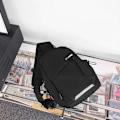 Pikkukuva 1 / 3: Uusi rintalaukku olkalaukku opiskelijoiden muoti urheilu pieni reppu naisten crossbody-laukku Musta With chimpanzee pendant Black
