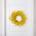 Miniatyrbild 2 av 5: Gul Forsythia Krans - 16,5 tum Konstgjord Vårkrans för Heminredning - Kransar för Inomhus eller Överbyggd Patio Användning Endast av Pure Garden