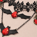 Pikkukuva 3 / 4: Halloween-teemainen kaulakoru, musta pitsi, gootti choker-kaulakoru, kurpitsa-aave-riipus, pitkä kerrostettu kaulakoru, lepakko-riipus