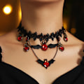 Pikkukuva 4 / 4: Halloween-teemainen kaulakoru, musta pitsi, gootti choker-kaulakoru, kurpitsa-aave-riipus, pitkä kerrostettu kaulakoru, lepakko-riipus