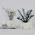 Miniatyrbild 2 av 3: Blomvas i form av kvinnokropp, blomkrukor i kvinnofigur med dräneringshål, Boho-formade accentdetaljer i modern design