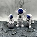Pikkukuva 4 / 5: 3 kpl Astronaut Avaruuskakun Koristeita Ulkoavaruuskakun Koristeet Dekoraatiot Avaruusmiehen Miniatyyrit Astronautti Leikkisetit (Tähti)