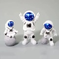 Pikkukuva 1 / 5: 3 kpl Astronaut Avaruuskakun Koristeita Ulkoavaruuskakun Koristeet Dekoraatiot Avaruusmiehen Miniatyyrit Astronautti Leikkisetit (Tähti)