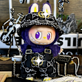 Miniatyrbild 1 av 5: Labubu dockkläder första generationen andra generationen blindbox Labubu dockkläder (bucket hat + overall) GG svart kostym