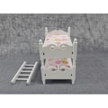 Miniatyrbild 4 av 5: Vit minikidssängset, realistiska sovrumstillbehör för dockor, rosa sängkläder, vitt trä, skala 1/12
